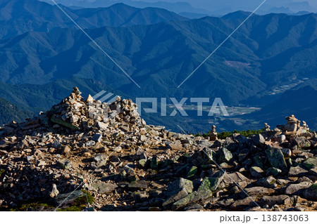 奥秩父・金峰山稜線から見る川上村方面 奥秩父・金峰山稜線から見る川上村方面 138743063