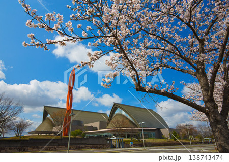 満開の桜が咲く音楽堂の風景 138743474