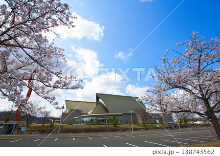 満開の桜が咲く音楽堂の風景 満開の桜が咲く音楽堂の風景 138743562