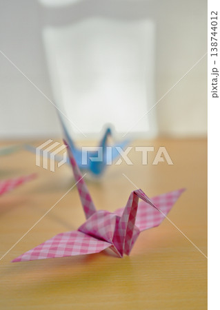 色とりどりの折り鶴 色とりどりの折り鶴 138744012