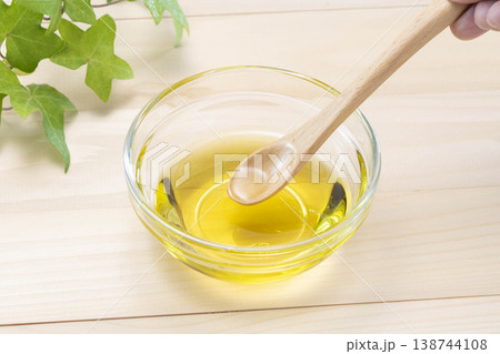 オリーブオイルを混ぜる調理風景 138744108