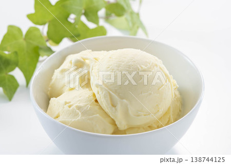 バニラアイスクリームの盛り合わせ 138744125