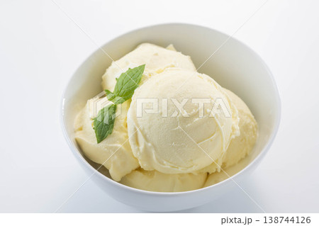 バニラアイスクリームのボウル バニラアイスクリームのボウル 138744126