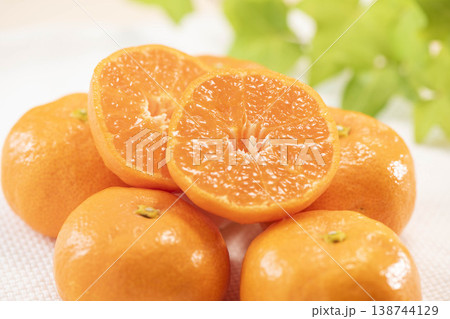 みかんの断面と新鮮な果実 138744129