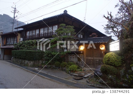 夕暮れの郡上八幡の町並み 古い町並み 夕暮れの郡上八幡の町並み 古い町並み 138744291