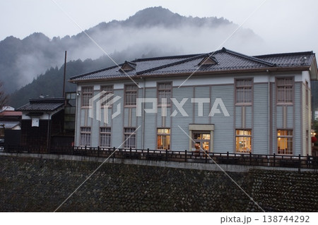 郡上八幡の町並み(雨上がり) 旧郡上八幡町庁舎 郡上八幡の町並み(雨上がり) 旧郡上八幡町庁舎 138744292