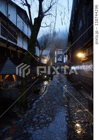 夕暮れの郡上八幡の町並み やなか水の小道 夕暮れの郡上八幡の町並み やなか水の小道 138744296