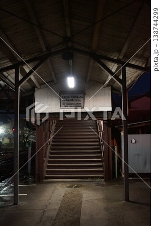 夜の郡上八幡駅　跨線橋 138744299