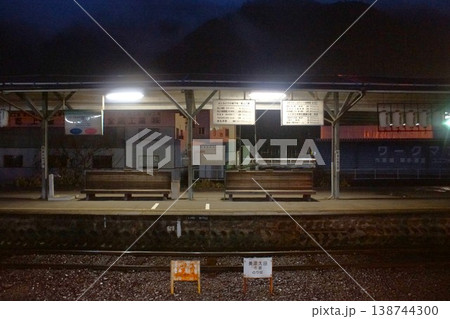 夜の郡上八幡駅 駅ホーム 夜の郡上八幡駅 駅ホーム 138744300