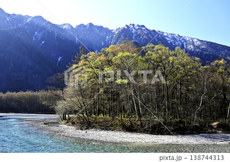 5月の上高地、梓川右岸から霞沢岳を見上げる（撮影地：上高地、梓川右岸側、ウェストン碑付近） 138744313