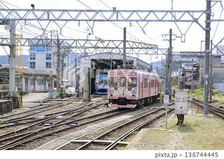 伊賀鉄道、上野市車庫に停車中の200系忍者列車 伊賀鉄道、上野市車庫に停車中の200系忍者列車 138744445