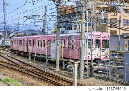 伊賀鉄道、上野市車庫に停車中の200系忍者列車 伊賀鉄道、上野市車庫に停車中の200系忍者列車 138744446
