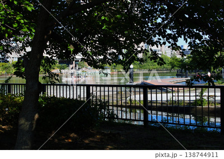 河川敷公園の美しい春の情景 河川敷公園の美しい春の情景 138744911
