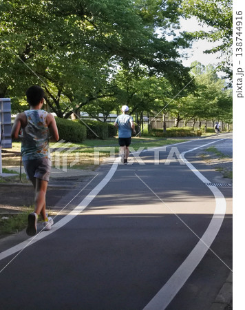 河川敷公園の美しい春の情景 河川敷公園の美しい春の情景 138744916