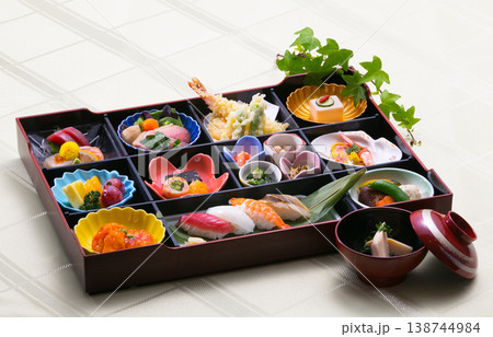 宿泊施設の豪華なおのイメージ画像　コース料理　高級料理 138744984