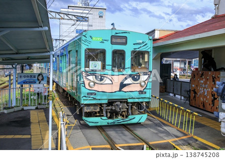 伊賀鉄道、上野市駅に入線する200系忍者列車 伊賀鉄道、上野市駅に入線する200系忍者列車 138745208