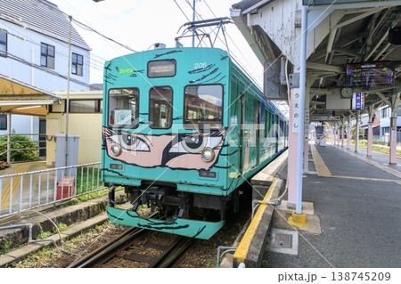 伊賀鉄道、上野市駅に停車中の200系忍者列車 伊賀鉄道、上野市駅に停車中の200系忍者列車 138745209
