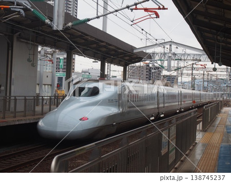 JR小倉駅を出るN700系新幹線 JR小倉駅を出るN700系新幹線 138745237
