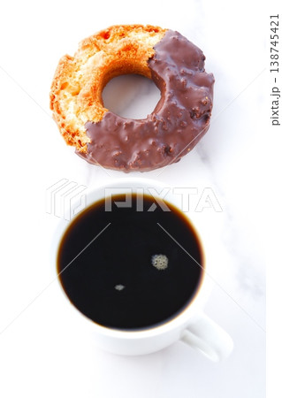 ドーナツとコーヒー - チョコレートでコーティングされたオールドファッションドーナツとコーヒー 138745421