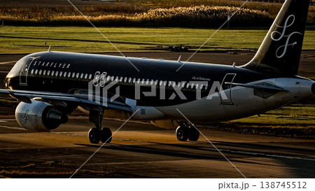 夕刻の福岡空港で誘導路を進むスターフライヤーの旅客機エアバスA320 夕刻の福岡空港で誘導路を進むスターフライヤーの旅客機エアバスA320 138745512