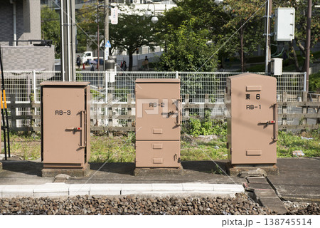 線路脇にある機械箱 138745514