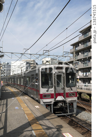 発車する電車で前方確認をする車掌 発車する電車で前方確認をする車掌 138745515
