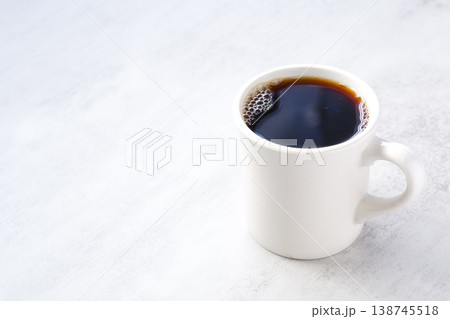 コーヒー - 淹れたてのフレッシュで香りのよいコーヒーが入ったコーヒーカップ コーヒー - 淹れたてのフレッシュで香りのよいコーヒーが入ったコーヒーカップ 138745518
