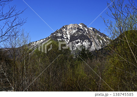 5月の上高地、焼岳を眺める(撮影地:上高地、梓川右岸側) 5月の上高地、焼岳を眺める(撮影地:上高地、梓川右岸側) 138745585
