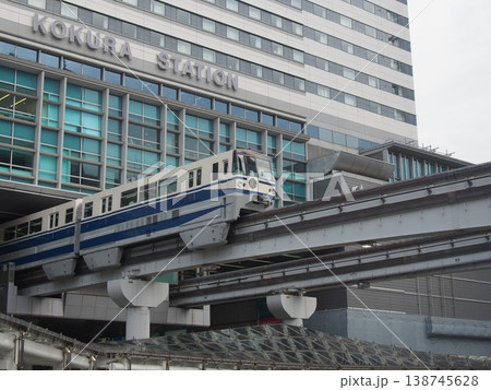 JR小倉駅の駅舎と北九州モノレール 138745628
