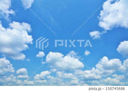 夏の青空と雲 138745686