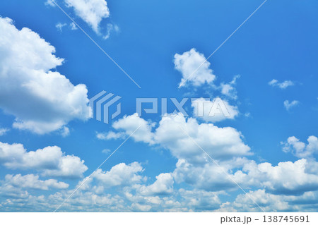 夏の青空と雲 夏の青空と雲 138745691