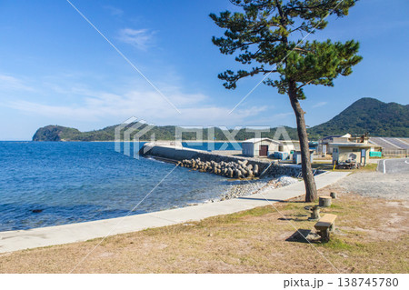 観音崎登山口と沖の波止 138745780