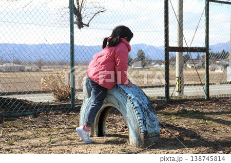 公園で遊ぶ5才くらいの女の子の画像 公園で遊ぶ5才くらいの女の子の画像 138745814