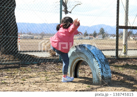 公園で遊ぶ5才くらいの女の子の画像 公園で遊ぶ5才くらいの女の子の画像 138745815