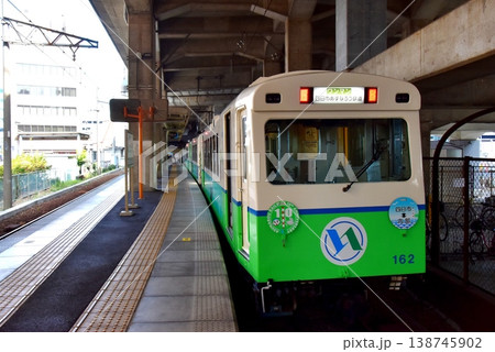 三重県 四日市あすなろう鉄道のあすなろう四日市駅プラットホームと列車 三重県 四日市あすなろう鉄道のあすなろう四日市駅プラットホームと列車 138745902