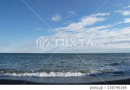 静かな波の打ち寄せる海岸と青い空 138746166