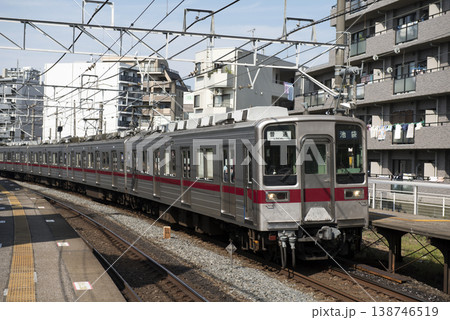 マンションの横を走る電車 マンションの横を走る電車 138746519