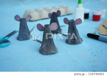 A simple DIY childrens craft is a family of mice made from cardboard egg packaging. Step 5 Insert ears and tails into the slots A simple DIY childrens craft is a family of mice made from cardboard egg packaging. Step 5 Insert ears and tails into the slots 138746981
