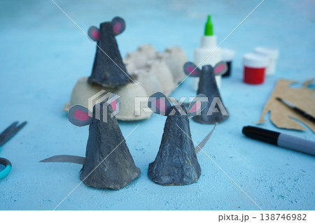 A simple DIY childrens craft is a family of mice made from cardboard egg packaging. Step 5 Insert ears and tails into the slots A simple DIY childrens craft is a family of mice made from cardboard egg packaging. Step 5 Insert ears and tails into the slots 138746982