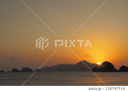 座間味島に沈む夕日、阿真ビーチの夕景 座間味島に沈む夕日、阿真ビーチの夕景 138747514