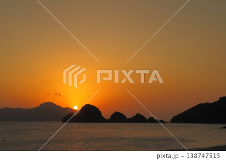 座間味島に沈む夕日、阿真ビーチの夕景 座間味島に沈む夕日、阿真ビーチの夕景 138747515