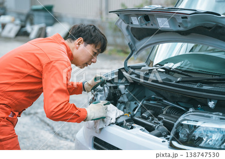 エンジンルームをのぞいて点検する自動車整備士 エンジンルームをのぞいて点検する自動車整備士 138747530