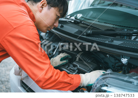 エンジンルームをのぞいて点検する自動車整備士 エンジンルームをのぞいて点検する自動車整備士 138747533