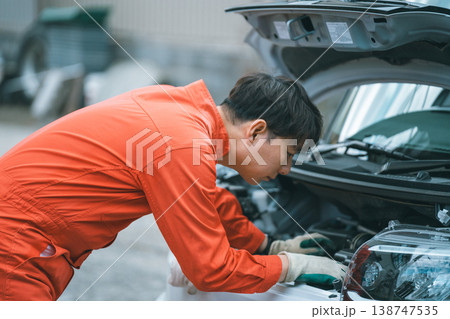 エンジンルームをのぞいて点検する自動車整備士 エンジンルームをのぞいて点検する自動車整備士 138747535