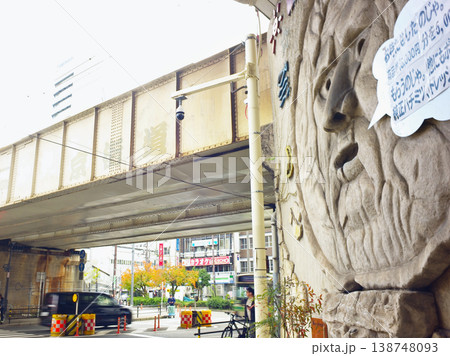 大阪環状線の京橋駅周辺の春の情景 大阪環状線の京橋駅周辺の春の情景 138748093