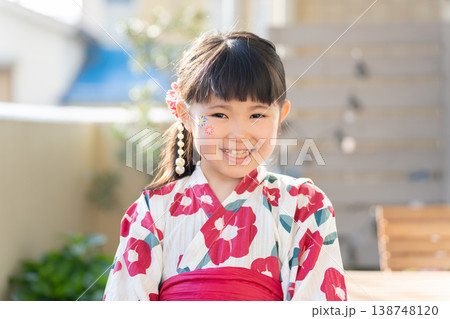 フェイスペイントをしている浴衣の女の子 138748120