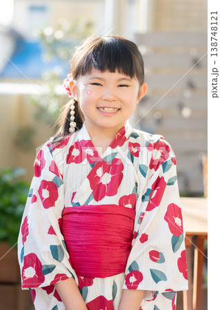 フェイスペイントをしている浴衣の女の子 138748121