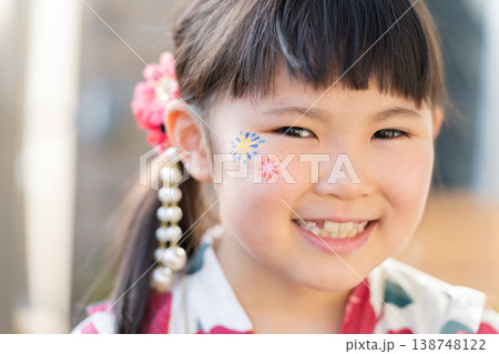フェイスペイントをしている浴衣の女の子 138748122