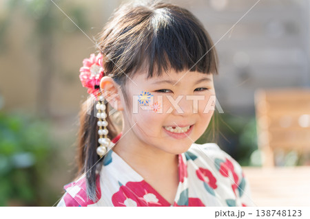フェイスペイントをしている浴衣の女の子 138748123