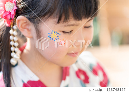 フェイスペイントをしている浴衣の女の子 138748125
